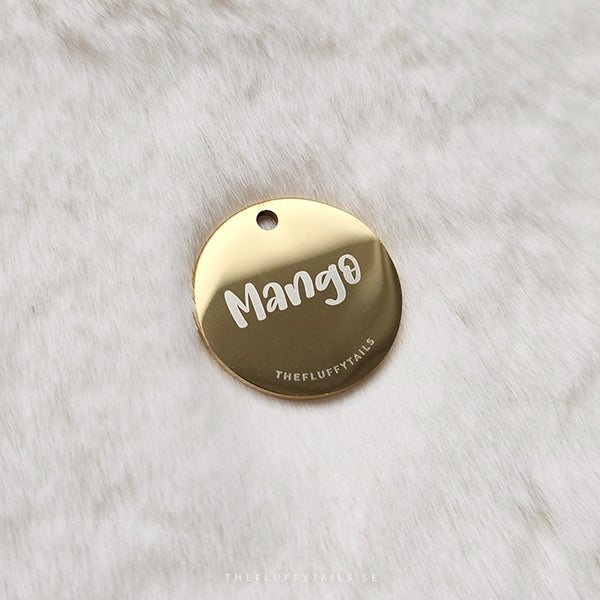 Rund guldig namnbricka med lekfullt typsnitt