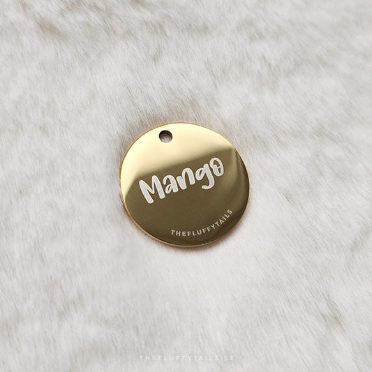 Rund guldig namnbricka med lekfullt typsnitt