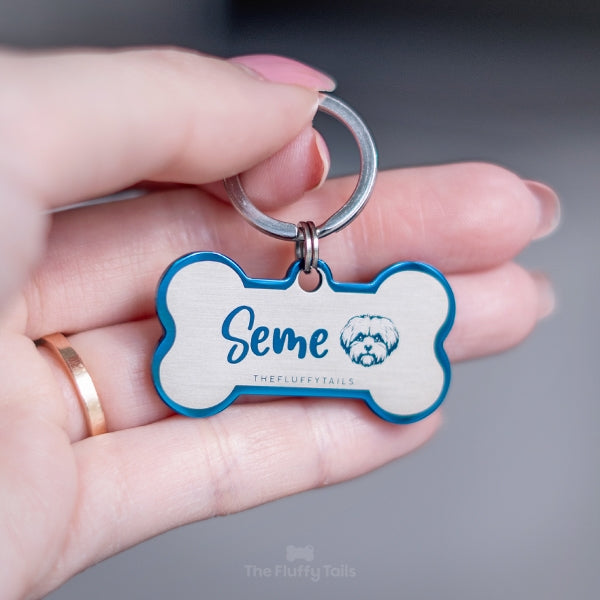 Blå ID-bricka, namnbricka med ljus bakgrund och en ikon på malteser