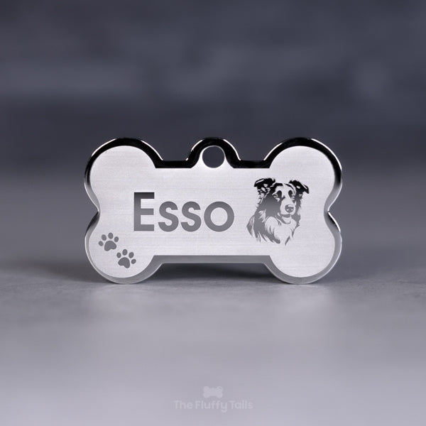 Hundnamnbricka i färgen silver med egen design och gravyr med hundrasen miniature australian shepard och tassavtryck