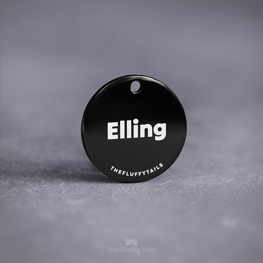 Svart, rund namnbricka med personlig gravyr för hund och katt