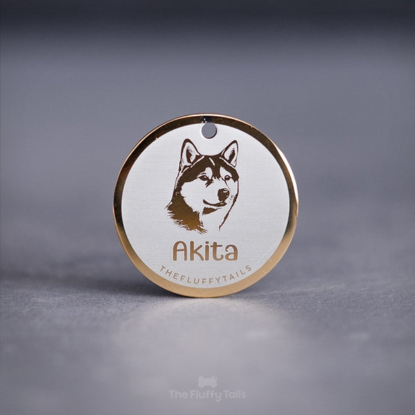 Rund, guldig namnbricka/ID-bricka graverad med ikon av en shiba inu på en ljus bakgrund