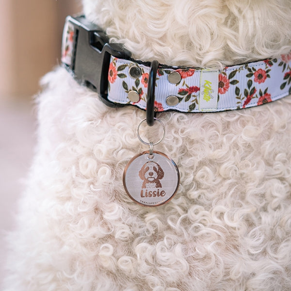 Rund namnbricka i roséguld med bild av en spansk vattenhund.