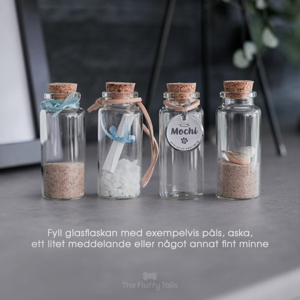 4 st glasflaskor, minneskapslar fyllda med sand, snäckor, pappersrulle för flaskpostmeddelande, blåa rosetter och band i mockaimitation