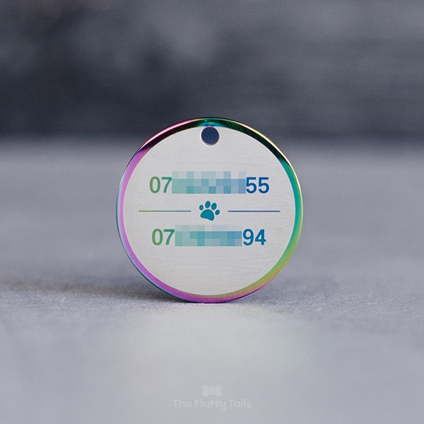 Baksida på en multifärgad, rund namnbricka med 2 telefonnummer och ikon på en tass i mitten