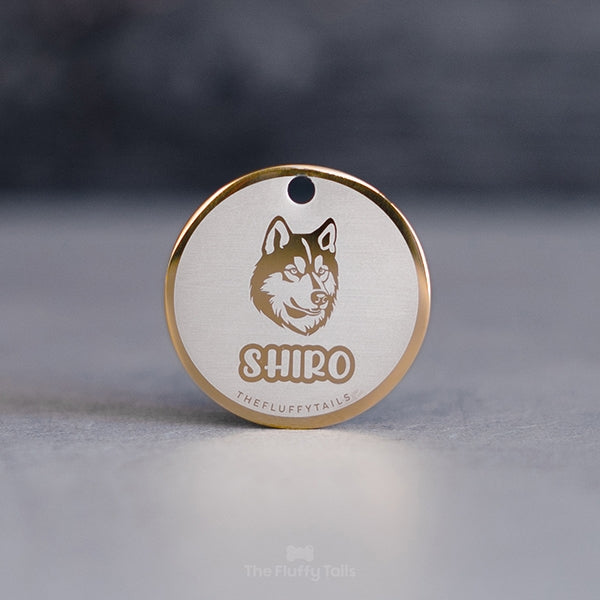 Guldig, rund namnbricka med siberian husky på och namn i lekfullt typsnitt, enkel kontur på ljus, silvrig bakgrund