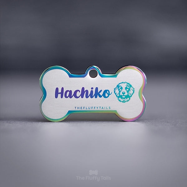 Hundbensformad ID-bricka i pastelfärger med namnet Hachiko och en hundrasikon på en labradoodle