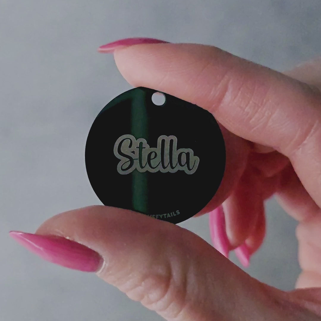 Rund, svart ID-bricka, namnbricka