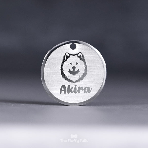 Rund silvrig ID-bricka, namnbricka med personlig gravyr på en samojedhund och namn i skrivstil