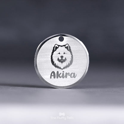 Rund silvrig ID-bricka, namnbricka med personlig gravyr på en samojedhund och namn i skrivstil