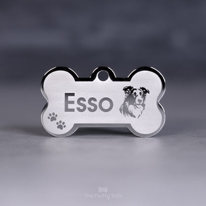 Hundnamnbricka i färgen silver med egem design och gravyr med hundrasen miniature australian shepard och tassavtryck