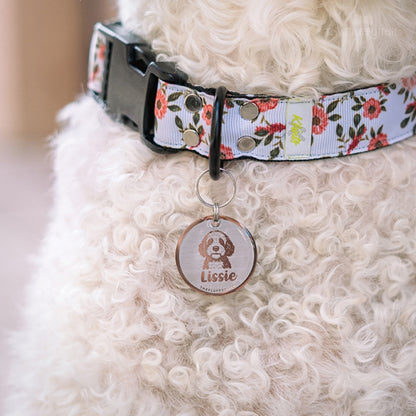 Rund namnbricka i roséguld med bild av en spansk vattenhund.