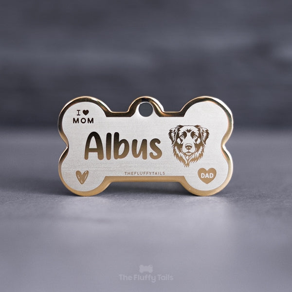 Hundbensformad, guldig namnbricka av rostfritt stål med egen design och personlig gravyr på hundrasen tollare, nova scotia duck tolling retriever, hundens namn och hjärtan med för husse och matte