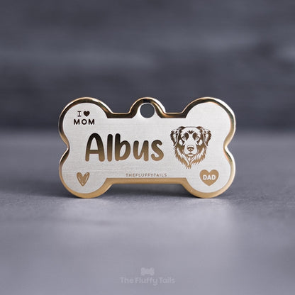 Hundbensformad, guldig namnbricka av rostfritt stål med egen design och personlig gravyr på hundrasen tollare, nova scotia duck tolling retriever, hundens namn och hjärtan med för husse och matte