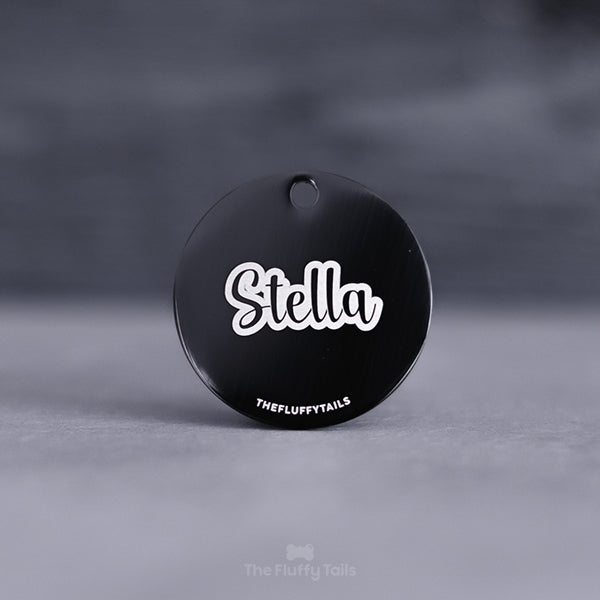 Rund, svart namnbricka av rostfritt stål med personlig gravyr, passar hundar och katter