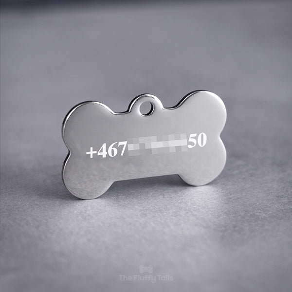 Silvrig, hundbensformad namnbricka med telefonnummer