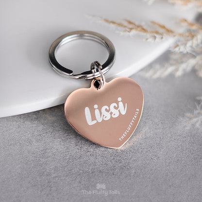 Hjärtformad namnbricka i roséguld, graverad med namn i skrivstil