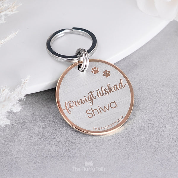 Rund nyckelring med texten förevigt älskad och djurets namn, till minne av ett husdjur som har gått bort
