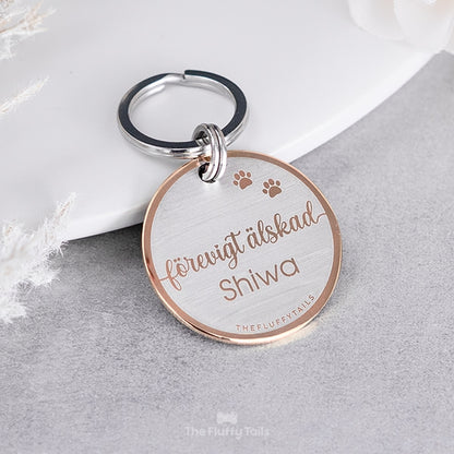 Rund nyckelring med texten förevigt älskad och djurets namn, till minne av ett husdjur som har gått bort