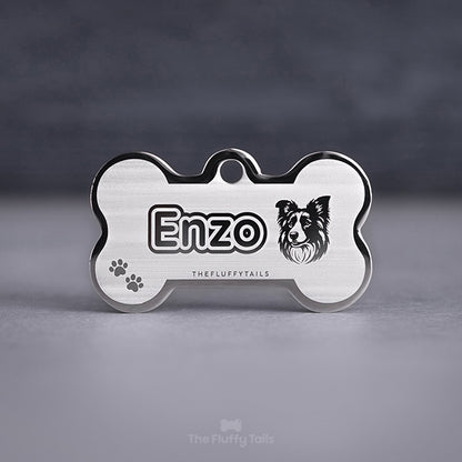 Silvrig, hundbensformad namnbricka med personlig gravyr av namn, en ikon av hundrasen border collie och tassavtryck