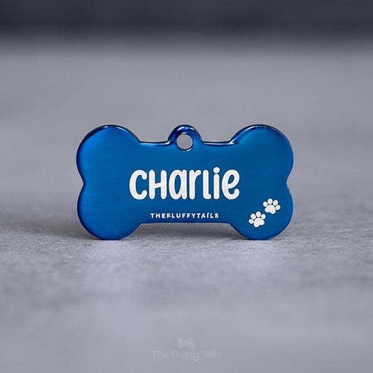 Blå namnbricka i hundbensform, för hund och katt med personlig gravyr av hundens namn och tassavtryck