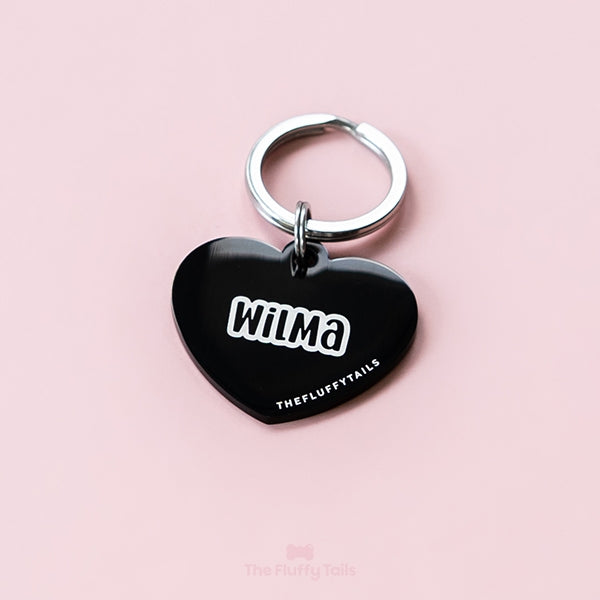 Svart, hjärtformad ID-bricka, namnbricka graverad med namnet Wilma i enkelkontur