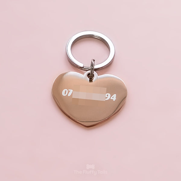 Hjärtformad namnbricka i färgen roséguld, tillverkad av rostfritt stål med personlig gravyr, graverad med ägarens telefonnummer
