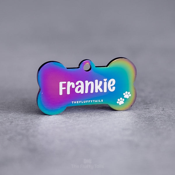 Multifärgad, flerfärgad namnbricka av rostfritt stål i hundbensform, graverad med husdjurets namn i lekfullt typsnitt och tassavtryck