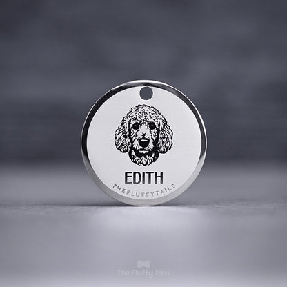 Rund, silvrig namnbricka, ID-bricka för hund och katt med personlig gravyr och egen design av en pudel, storpudel på en ljus bakgrund