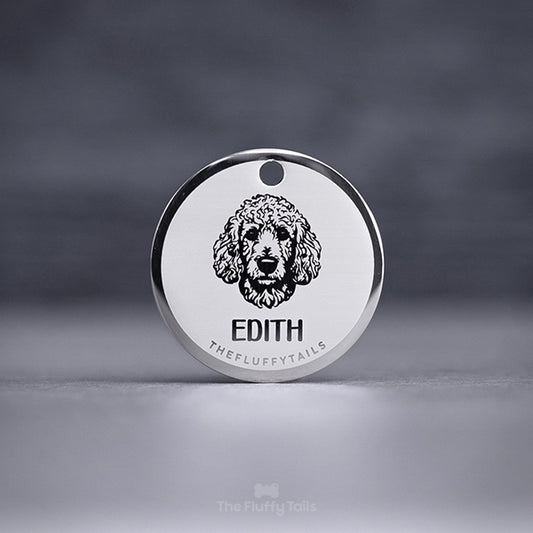 Rund, silvrig namnbricka, ID-bricka för hund och katt med personlig gravyr och egen design av en pudel, storpudel på en ljus bakgrund