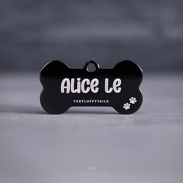 Hundbensformad svart namnbricka, graverad med hundens namn och två tassar