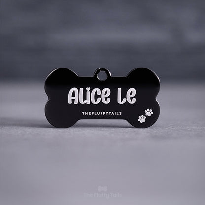 Hundbensformad svart namnbricka, graverad med hundens namn och två tassar