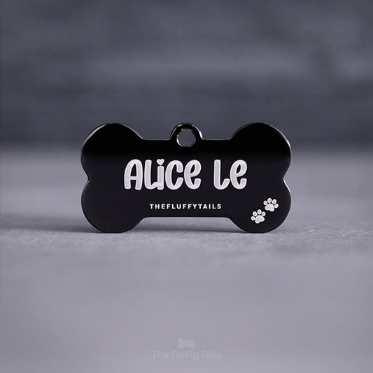 Hundbensformad svart namnbricka, graverad med hundens namn och två tassar