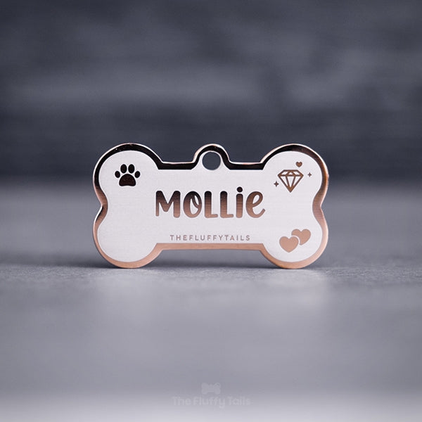 Hundbensformad namnbricka i roséguld med dekorativa ikoner på en tass 2 hjärtan, diamant och hundens namn