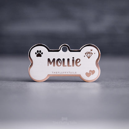 Hundbensformad namnbricka i roséguld med dekorativa ikoner på en tass 2 hjärtan, diamant och hundens namn