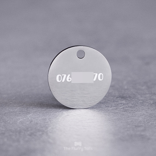 Rund silvrig namnbricka för hund och katt, graverad med telefonnummer