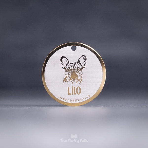 Rund namnbricka i guld färg, graverad med egen design på en fransk bulldog och hundens namn. Namnbrickor passar även katter.