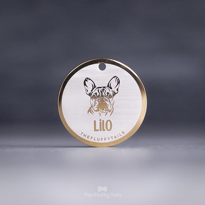 Rund namnbricka i guld färg, graverad med egen design på en fransk bulldog och hundens namn. Namnbrickor passar även katter.