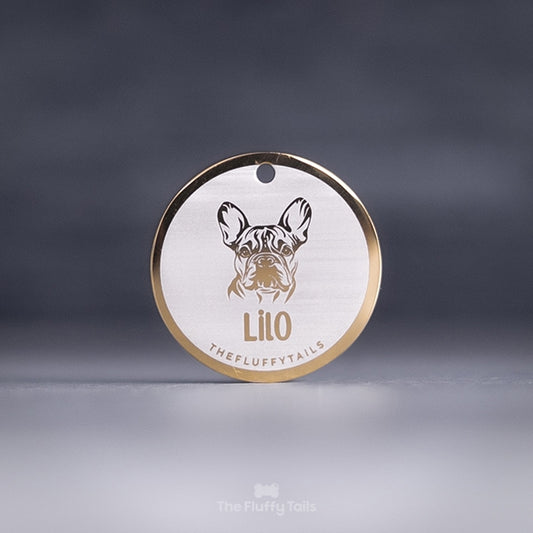 Rund namnbricka i guld färg, graverad med egen design på en fransk bulldog och hundens namn. Namnbrickor passar även katter.