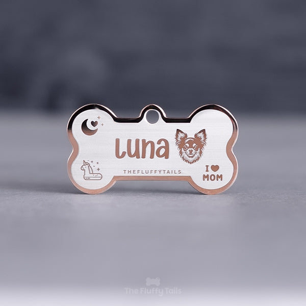 Roséfärgad namnbricka av rostfritt stål, graverad med kundens egen design på en långhårig chihuahua och andra söta ikoner.