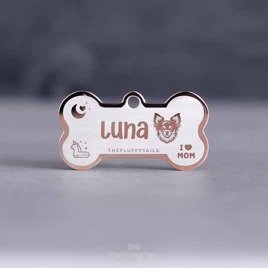 Roséfärgad namnbricka av rostfritt stål, graverad med kundens egen design på en långhårig chihuahua och andra söta ikoner.