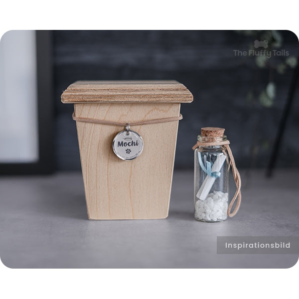 Minnessaker, träurna, silvrig minnesbricka med personlig gravyr och design samt glasflaska för flaskpost eller förvaring av päls, till minne av hund, katt eller ett husdjur som har gått bort 