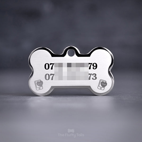 Silvrig namnbricka för hund och katt, graverad med telefonnummer till ägarna, husse och matte med ikoner på två mobiltelefoner med hjärtan och texterna mom och dad.