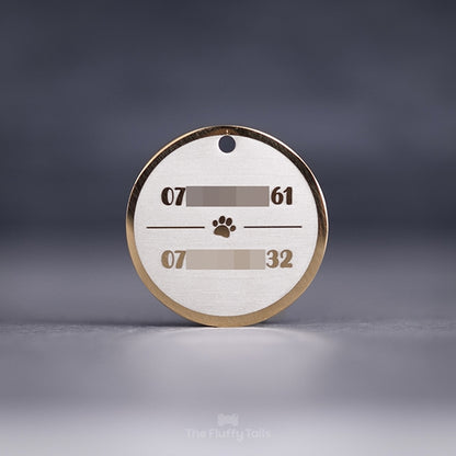 Rund, guldig namnbricka av rostfritt stål, graverad med två telefonnummer till hundägarna och en tass i mitten, passar hund och katt