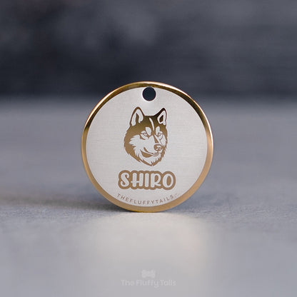Guldig, rund namnbricka med siberian husky på och namn i lekfullt typsnitt, enkel kontur på ljus, silvrig bakgrund