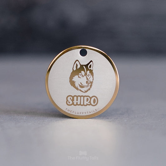 Guldig, rund namnbricka med siberian husky på och namn i lekfullt typsnitt, enkel kontur på ljus, silvrig bakgrund