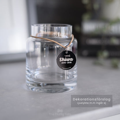 Rund, svart minnesbricka av rostfritt stål hänger på glasljuslykta. Graverad med texten förevigt älskad samt husdjurets namn och datum. Till minne av ett husdjur som har gått bort, passar alla djur, tex hund, katt, smådjur att ställa inomhus och utomhus gravplats eller minneslund. Kan användas som nyckelring.