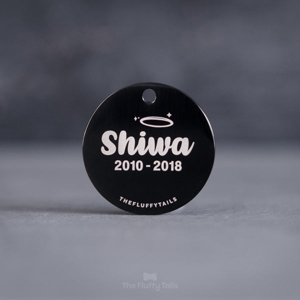 Rund, svart minnesbricka av rostfritt stål med personlig gravyr. Graverad med texten förevigt älskad samt husdjurets namn och datum. Till minne av ett husdjur som har gått bort, passar alla djur, tex hund, katt, smådjur att ställa inomhus och utomhus gravplats eller minneslund. Kan användas som nyckelring.