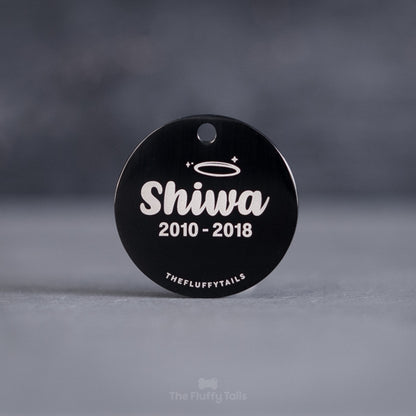 Rund, svart minnesbricka av rostfritt stål med personlig gravyr. Graverad med texten förevigt älskad samt husdjurets namn och datum. Till minne av ett husdjur som har gått bort, passar alla djur, tex hund, katt, smådjur att ställa inomhus och utomhus gravplats eller minneslund. Kan användas som nyckelring.