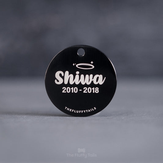 Rund, svart minnesbricka av rostfritt stål med personlig gravyr. Graverad med texten förevigt älskad samt husdjurets namn och datum. Till minne av ett husdjur som har gått bort, passar alla djur, tex hund, katt, smådjur att ställa inomhus och utomhus gravplats eller minneslund. Kan användas som nyckelring.